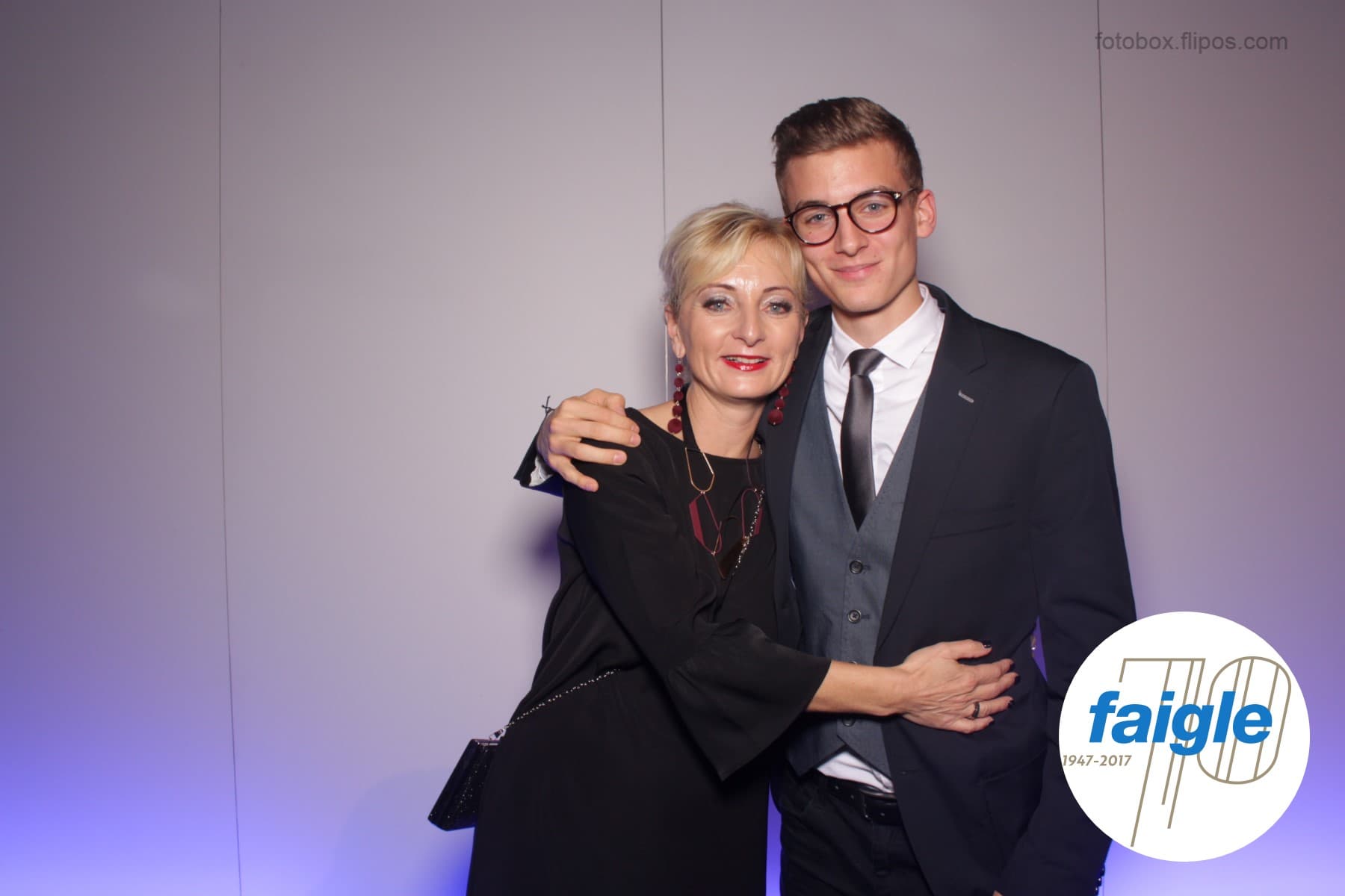 Zwei Gäste vor der Fotobox