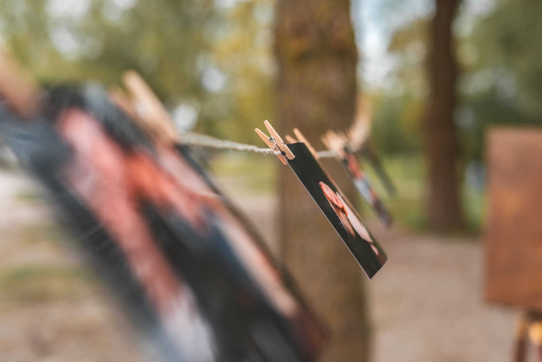 Gäste posieren vor der Vintage-Fotobox